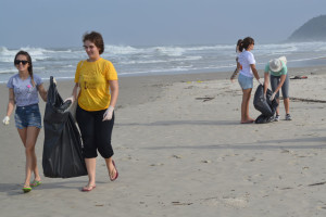 Appa promove a limpeza de praias na Ilha do Mel